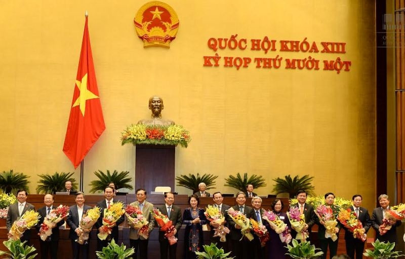 NA Chairwoman Nguyen Thi Kim Ngan presents flowers to Deputy PMs and ministers and Cabinet members. (Credit: quochoi.vn)