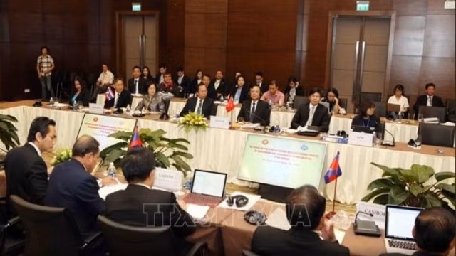 Delegates at the event share experience and knowledge on haze pollution prevention. (Photo: VNA)