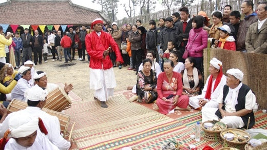 A shaman performing the ceremony (Credit: vinaculto.vn)