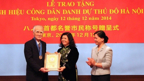  Former Prime Minister of Japan Tomiichi Murayama receives the title at the ceremony. (Credit: baotintuc.vn)
