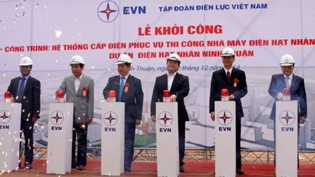 Deputy PM Hoang Trung Hai (third from right) presses a button to launch the power system (Source: VGP)