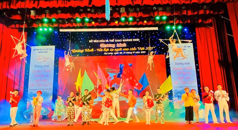 The programme opened with a performance by Vietnamese circus artists.