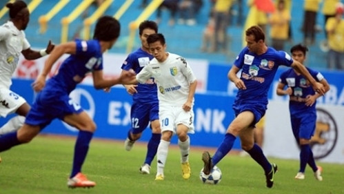 Players of Hanoi T&T and HAGL competing for the ball
