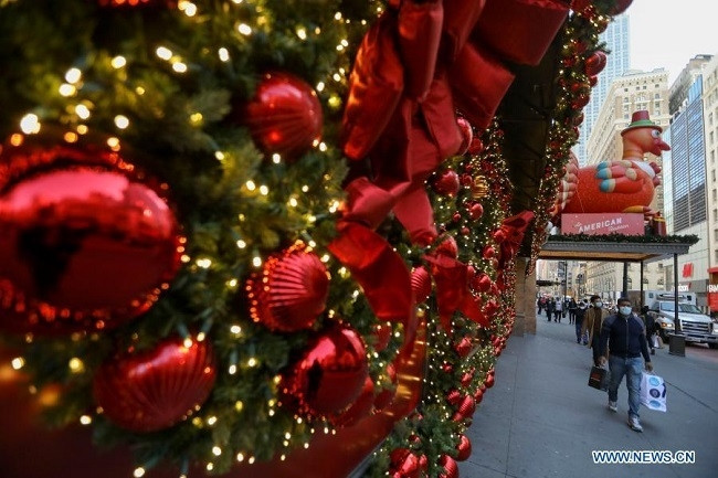 People wearing face masks pass by Macy's store in New York, the United States, Nov. 27, 2020. The total number of COVID-19 cases in the United States topped 13 million on Friday, according to the Center for Systems Science and Engineering (CSSE) at Johns Hopkins University. (Photo: Xinhua)