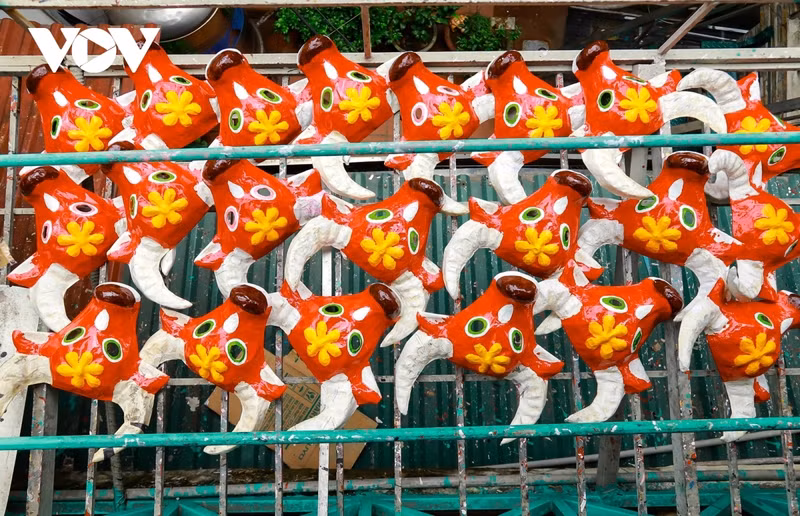 Paper masks used to be favourite toys of Hanoi children during the Mid-autumn festival.