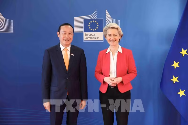 European Commission President Ursula von der Leyen and Ambassador Nguyen Van Thao (Photo: VNA)
