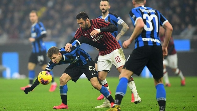 Soccer Football - Serie A - Inter Milan v AC Milan - San Siro, Milan, Italy - February 9, 2020 Inter Milan's Nicolo Barella in action with AC Milan's Hakan Calhanoglu. (Photo: Reuters)