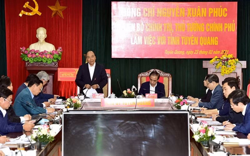 Prime Minister Nguyen Xuan Phuc (standing) addresses the working session.