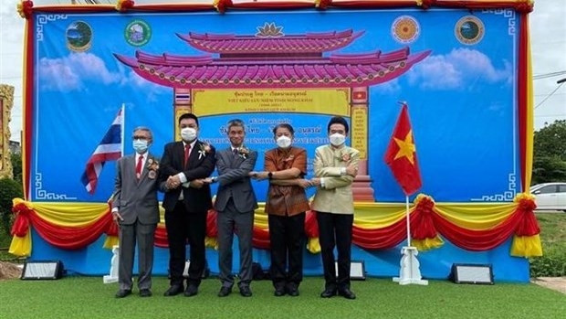 The construction of a Vietnam welcome gate on an overseas Vietnamese road in Nong Khai province, northeastern Thailand, has begun. (Photo: VNA)