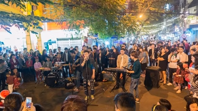 Young artists performing in pedestrian streets of Hanoi on the weekend. (Credit: NDO/Trung Hung)