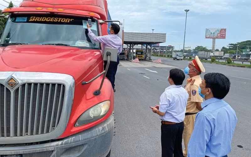 Minister Nguyen Van The asked the transport sector to ensure the smooth transportation and circulation of goods to pandemic-affected provinces. (Illustrative image)