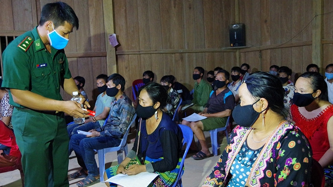 Dien Bien Provincial Border Guards propagating epidemic prevention measures to local people in border areas. (Photo: Le Lan/NDO)