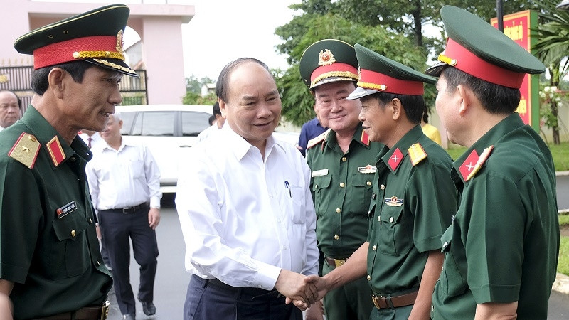 PM Nguyen Xuan Phuc shakes hands with officers of the 16th Corps. (Image: VGP)