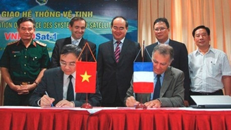 Deputy PM Nhan (centre) witnesses the signing for the handover (Photo: VGP)