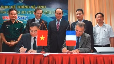 Deputy PM Nhan (centre) witnesses the signing for the handover (Photo: VGP)