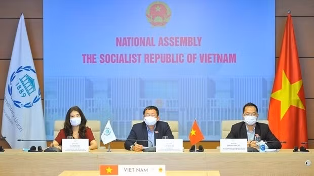 Vietnam's NA delegation attends a plenary session and the closing session of the 142nd International Parliamentary Union Assembly (Photo: VNA)