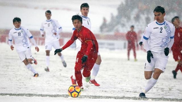 Phan Van Duc (No. 14) of Vietnam U23 passes the ball during the AFC U23 Championship 2018 final against Uzbekistan at Changzhou Olympic Sports Centre, China on January 27.