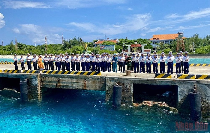 Soldiers and people on Truong Sa Lon Island bid farewell to the delegation.