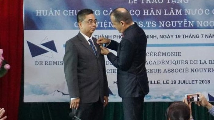 French Order of Academic Palms conferred on Vietnamese Associate Professor Nguyen Ngoc Dien (Photo:VNA)