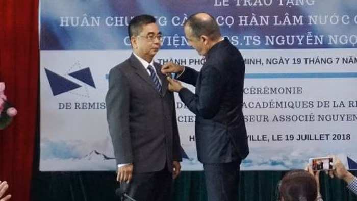 French Order of Academic Palms conferred on Vietnamese Associate Professor Nguyen Ngoc Dien (Photo:VNA)