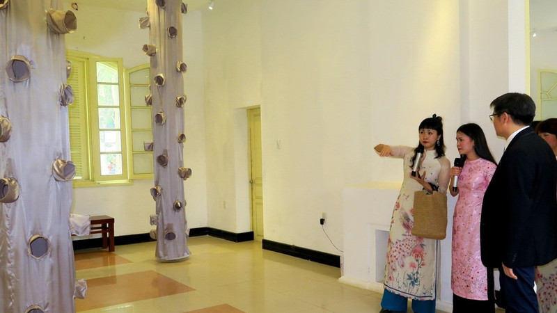 At the exhibition (Photo: VNA)