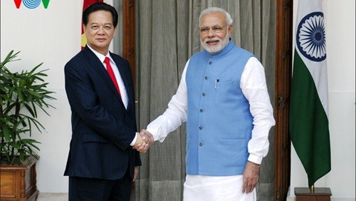 Vietnamese PM Nguyen Tan Dung (left) and Indian PM Narendra Modi