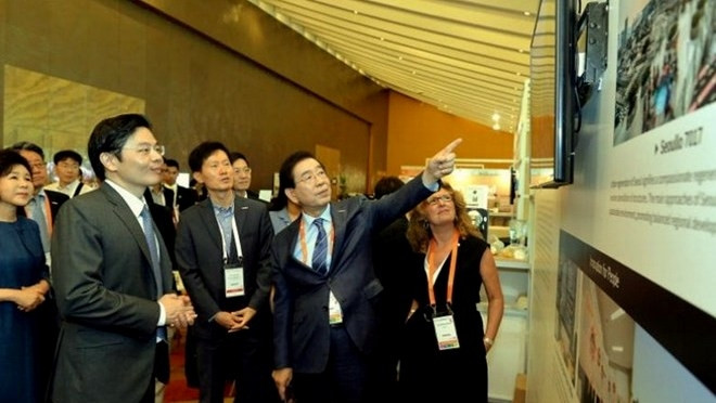 Participants at an exhibition held in the framework of the World Cities Summit. (Photo: VNA)
