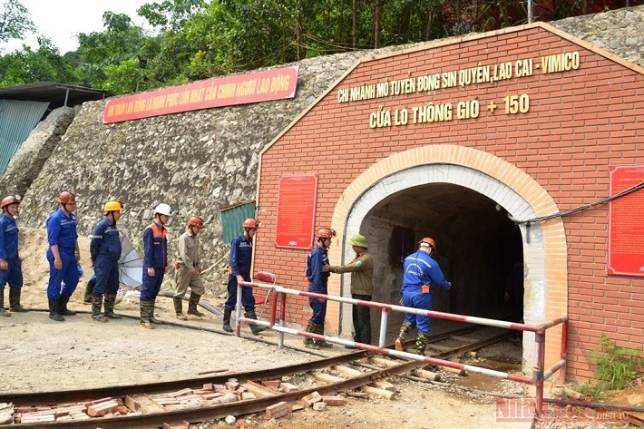 Before going into the mine, miners must undergo careful work safety checks.