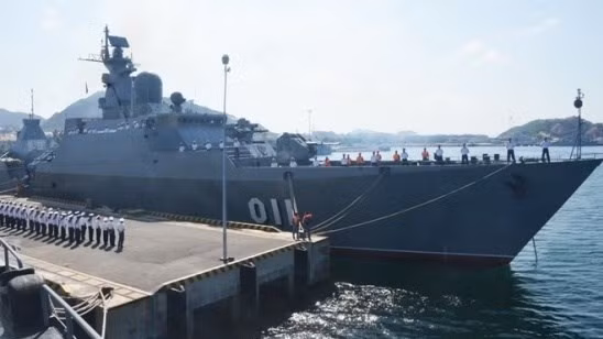 Singapore navy vessel visits Vietnam (Source : tintuc.vn)