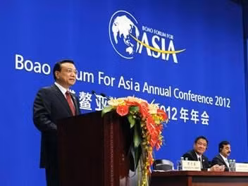 Chinese Vice Premier Li Keqiang (L) gives a keynote speech during the opening ceremony of the Boao Forum for Asia (BFA) 