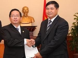 Deputy Foreign Minister Doan Xuan Hung hands over the certificate recognising honourary consul to Tran Kim Chung