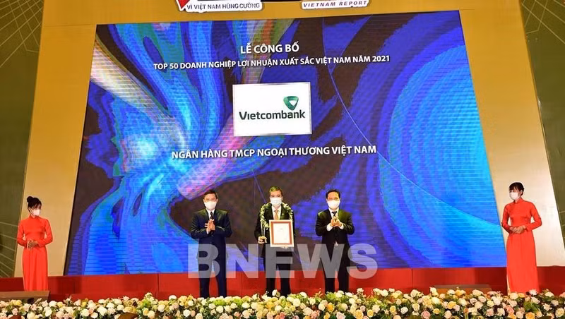 Vietcombank, one of the top ten, is honoured at the ceremony. (Photo: VNA)