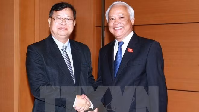 Vietnamese NA Vice Chairman Uong Chu Luu (right) and Lao NA Vice Chairman Somphan Phengkhammy (Credit: VNA)