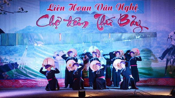 Traditional dance of the Tay ethnic group performed at Bac Ha night market (Photo: baolaocai.vn)