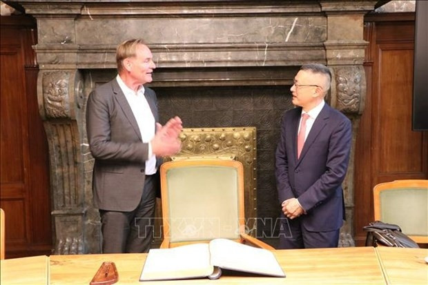 Vietnamese Ambassador to Germany Vu Quang Minh (R) and Mayor of Leipzig city Burkhard Jung (Photo: VNA)