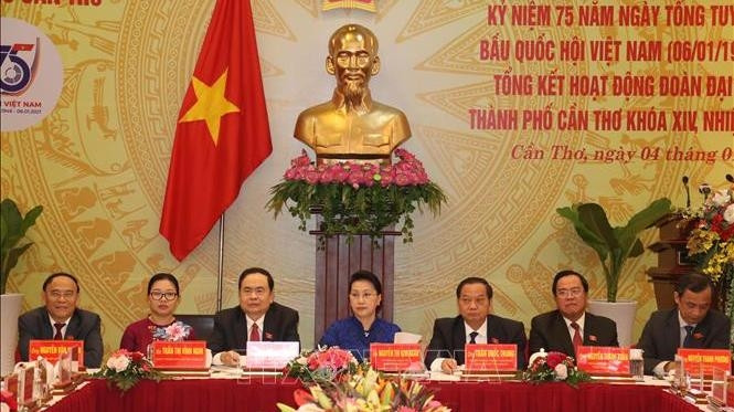 NA Chairwoman Nguyen Thi Kim Ngan (centre) and delegates at the meeting (Photo: VNA)