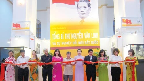 Delegates cutting ribbon to open the exhibition