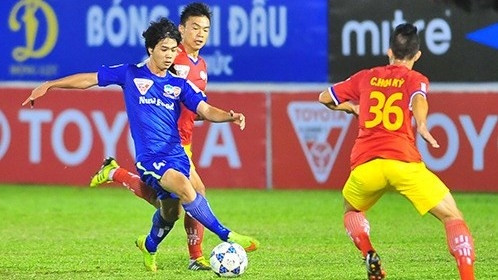 Cong Phuong (in blue) contributes two goals to Hoang Anh Gia Lai’s 4-2 win over Sanna Khanh Hoa on his V-League debut.