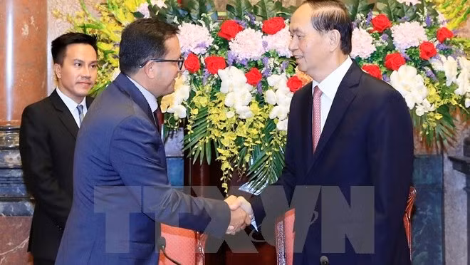 President Tran Dai Quang (right) receives delegates from international Red Cross societies. 