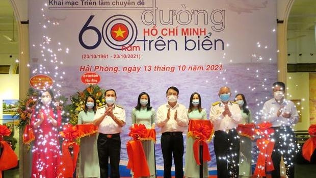 Delegates cut the ribbon to open the exhibition. (Photo:VNA)