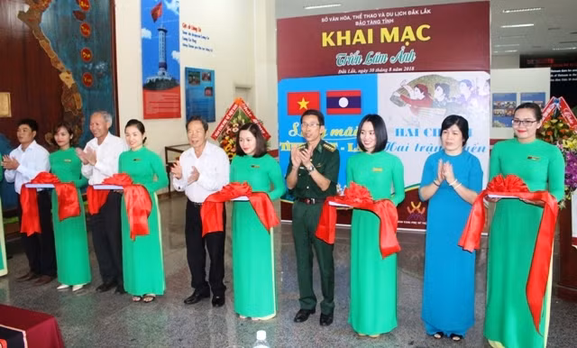 Delegates cut the ribbon to open the exhibitions (Photo: daklak.gov.vn)