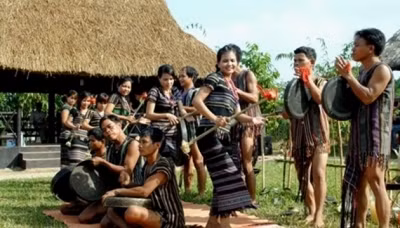 H’re people in Ba To district perform their folk songs 