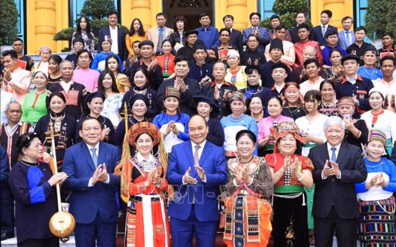 President Nguyen Xuan Phuc receives a delegation of 92 outstanding patriarchs and heads of villages and artisans of ethnic minority groups. (Photo: VNA)