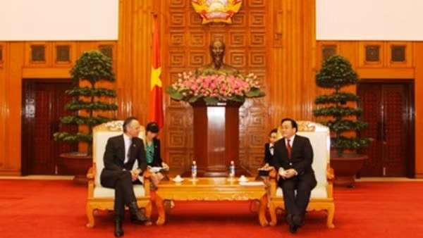 Deputy PM Hoang Trung Hai receives UK Parliamentary Under Secretary of State for Environment, Food and Rural Affairs Lord De Mauley. (Credit: VGP)