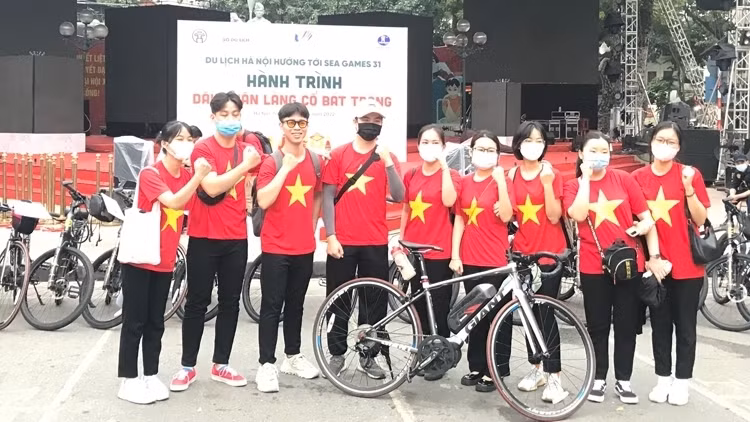 The cycling tour starts from Hoan Kiem Lake to the Bat Trang ceramic village. (Photo: VNA)