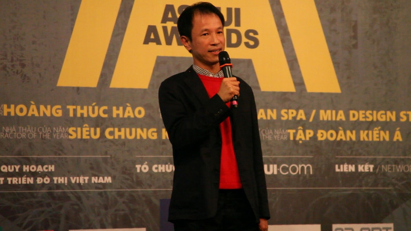 Architect Hoang Thuc Hao was named as ‘Architect of the Year’ at an awards ceremony of the 2015 Ashui Awards in Hanoi in January 2016 (Photo: Ashui.com)
