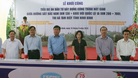 Delegates press buttons to launch the project