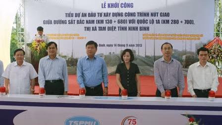 Delegates press buttons to launch the project