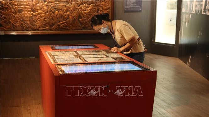 Visitors are searching information at the Southern Women's Museum. (Photo: VNA)
