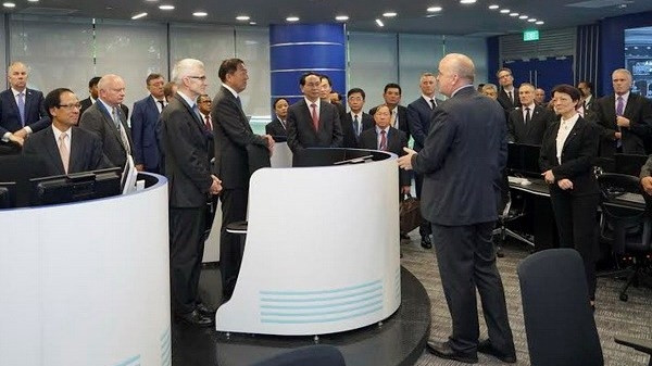 Minister of Public Security Tran Dai Quang visits the Interpol Global Complex in Singapore.